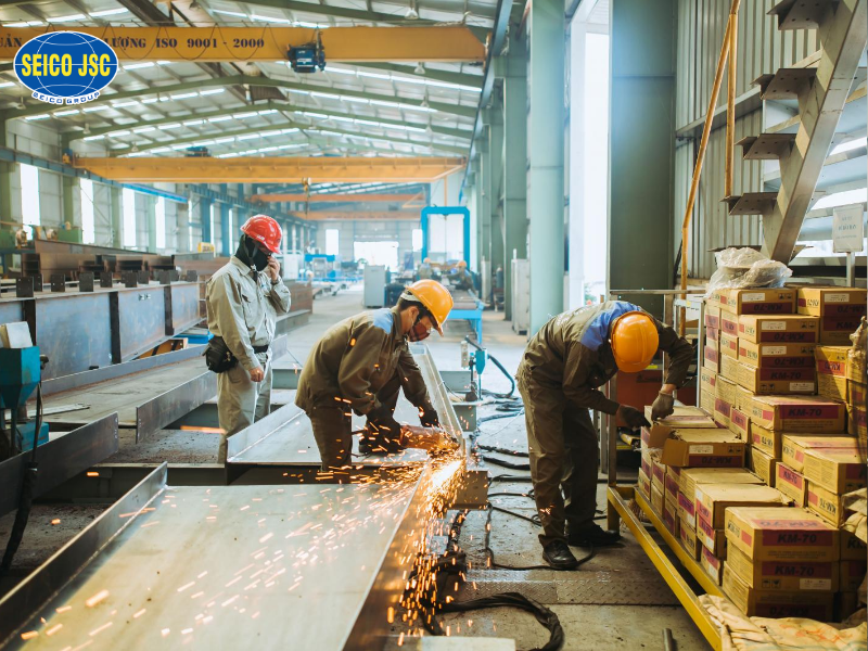 Giá thành vật liệu ảnh hưởng trực tiếp đến tổng chi phí xây dựng một công trình nhà thép tiền chế