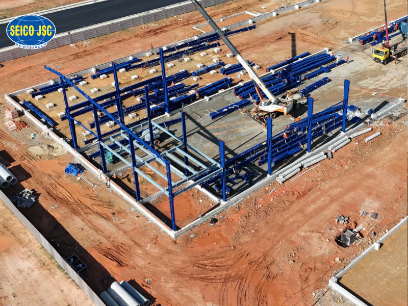 Cấu kiện thép và các vật tư liên quan được vận chuyển đến công trường chờ lắp dựng