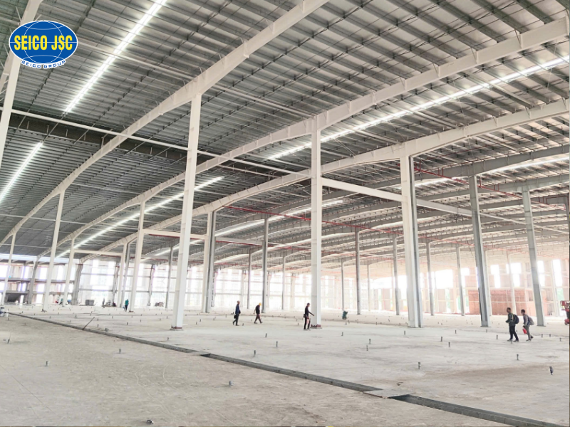 nhà thép tiền chế cần áp dụng các biện pháp bảo vệ phù hợp để đảm bảo độ bền và tuổi thọ vận hành cho toàn bộ công trình