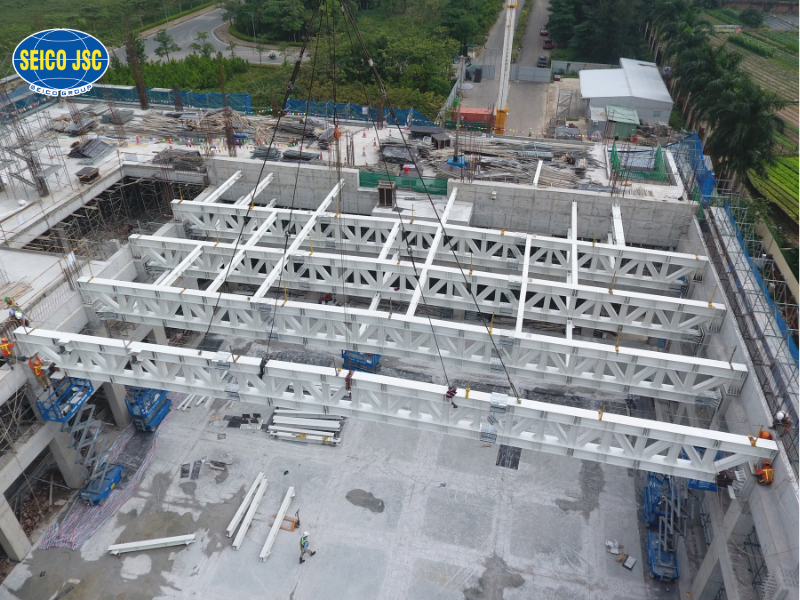 Lắp dựng nhà khung thép bằng cấu kiện gia công sẵn tại nhà máy giúp rút ngắn tiến độ thi công
