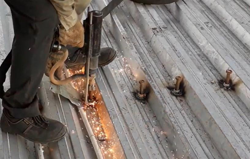 Bắn đinh chống cắt khi thi công sàn deck