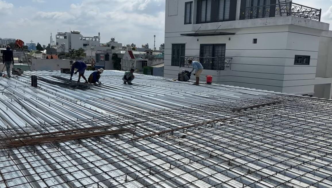 Lắp dựng khung dầm chịu lực trước khi thi công sàn deck