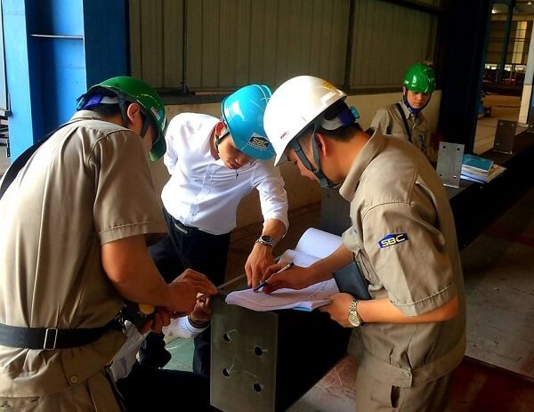 Kỹ sư của SEICO GROUP tiến hành kiểm tra chất lượng gia công của kết cấu thép